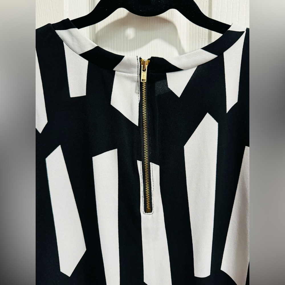 Worthington Blk/White Geo Print, Cap Sleeve, Pleated Blouse w/back Gold Zip Sz L - Picture 3 of 5